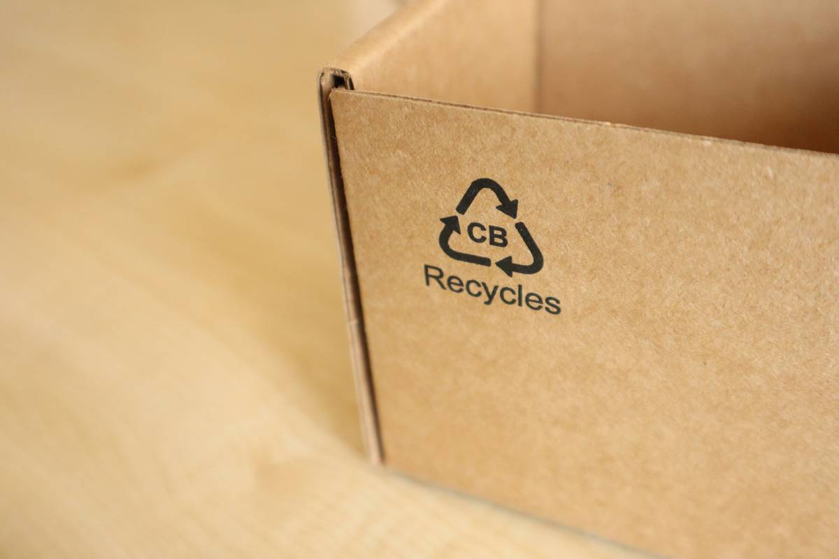Recycling process for end-of-life renewable energy monocrystalline panel solar green components